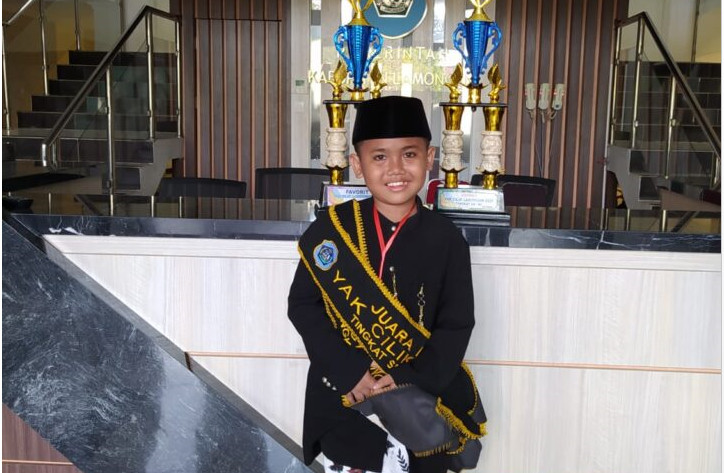 ARDAN, SISWA BANAT-BANIN YANG SABET DUA TROPHY KEBANGGAAN YAK CILIK LAMONGAN DI TAHUN 2021