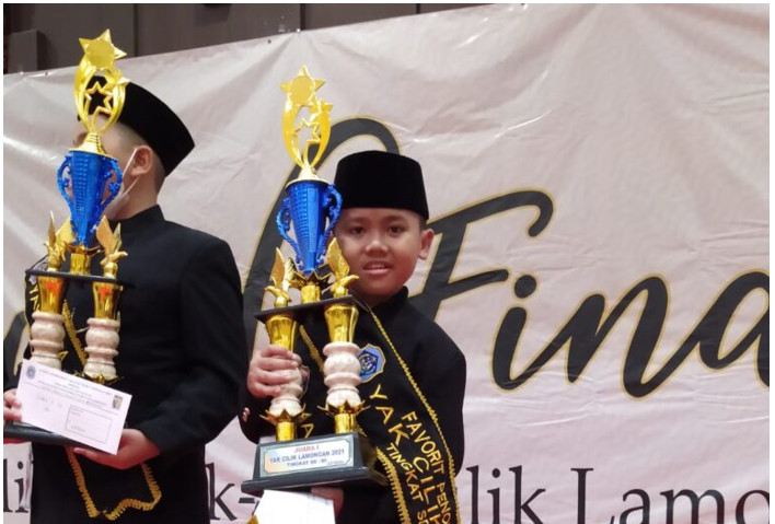 ARDAN, SISWA BANAT-BANIN YANG SABET DUA TROPHY KEBANGGAAN YAK CILIK LAMONGAN DI TAHUN 2021